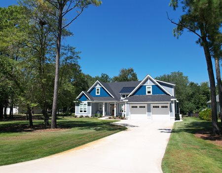 Outdoor_view_of_a_home_built_by_Reeves_Cusom_Homes.jpg